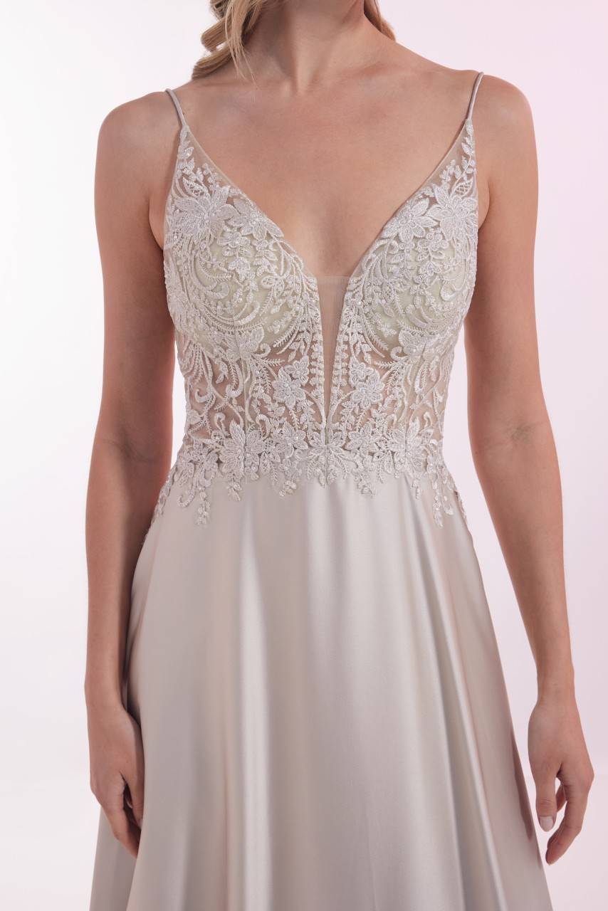 Laona CHARMING BEAUTY DRESS Besticktes Maxikleid mit V-Ausschnitt und Tüll-Einsatz 50% Rabatt mit kostenlosem Versand
