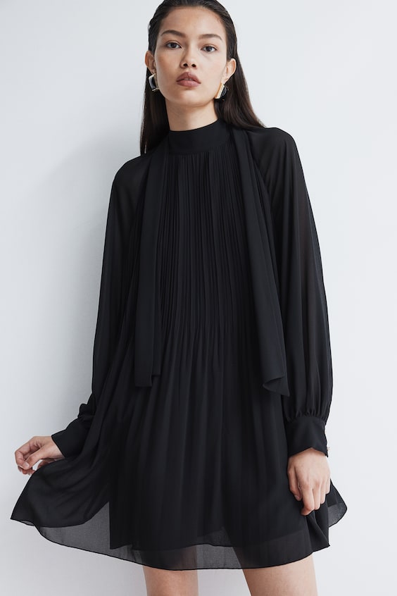 HM Plissiertes Kleid mit Bindekragen Saisonschlussverkauf