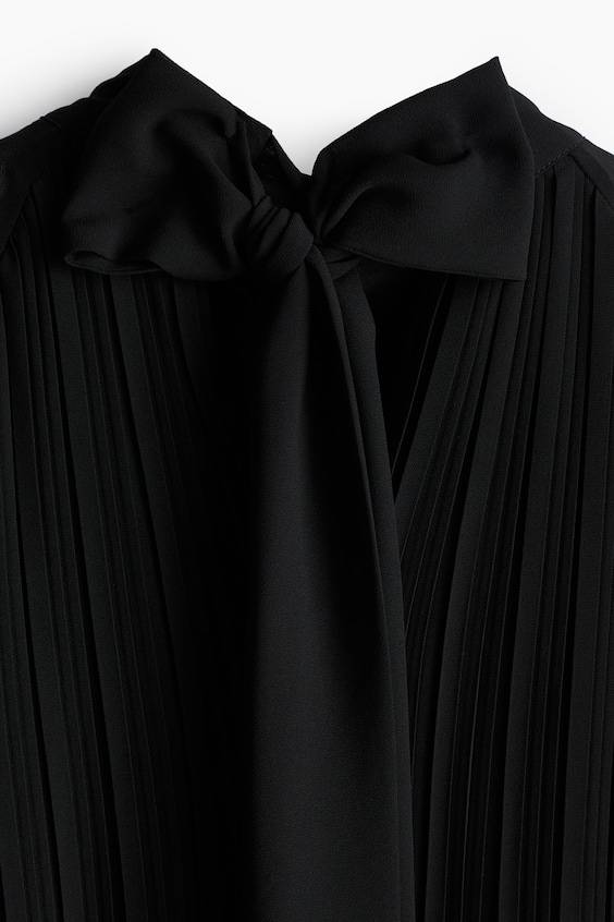 HM Plissiertes Kleid mit Bindekragen Saisonschlussverkauf