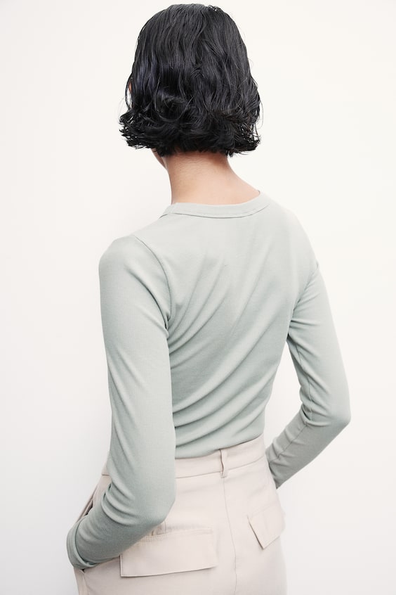 HM Geripptes Shirt aus Modalmix Bis zu 55% Rabatt