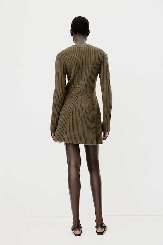 HM Geripptes Strickkleid Begrenzte Freigabe