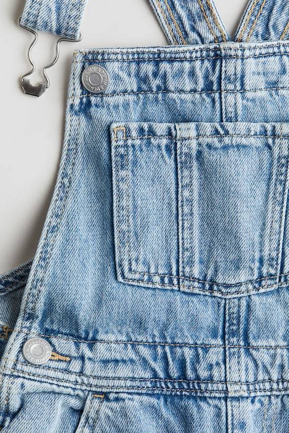 HM Latzhose aus Denim 50% Rabatt für begrenzte Zeit