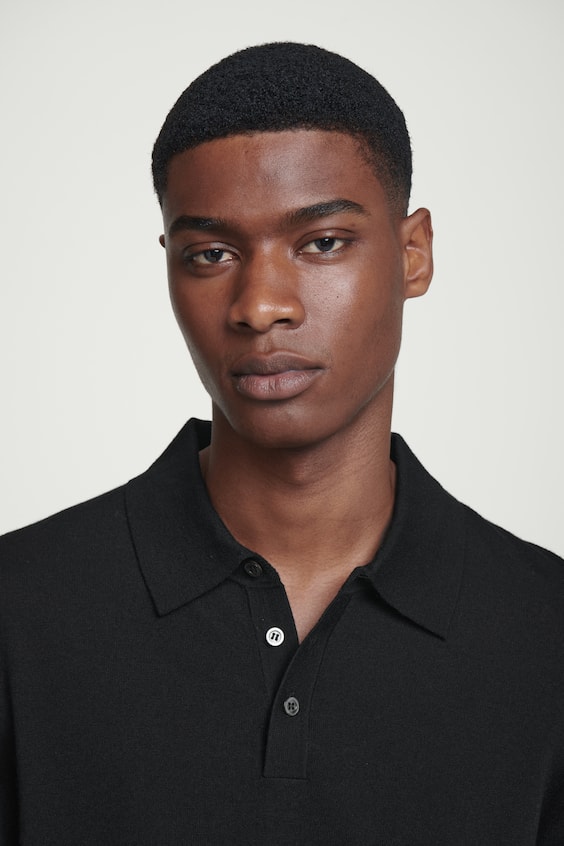 HM SCHMAL GESCHNITTENES POLOSHIRT AUS MERINOWOLLE Top Angebot