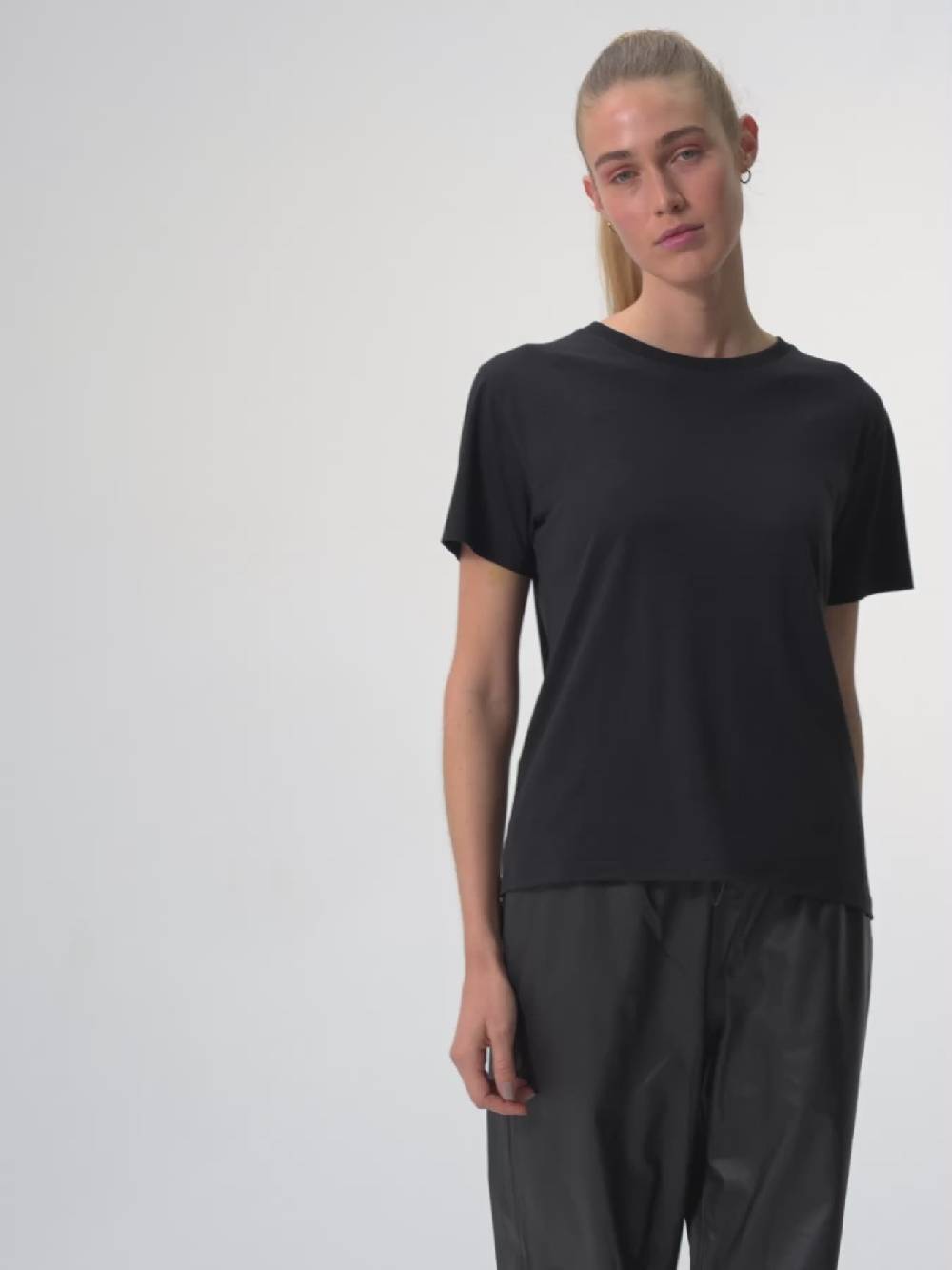 Pinqponq T-Shirt TENCEL™ - Wooden Black (Female) Lagerräumung