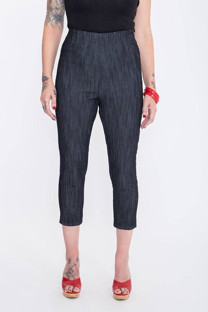 Queen Kerosin Capri Jeans mit angesagter Rosenstickerei «Wild & Free» Tägliche Deals
