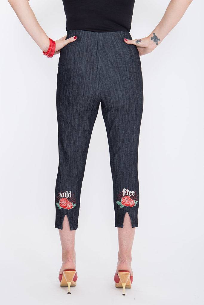 Queen Kerosin Capri Jeans mit angesagter Rosenstickerei «Wild & Free» Tägliche Deals