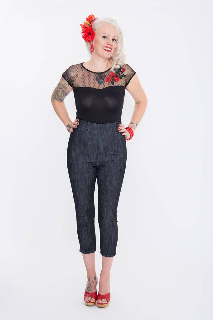 Queen Kerosin Capri Jeans mit angesagter Rosenstickerei «Wild & Free» Tägliche Deals