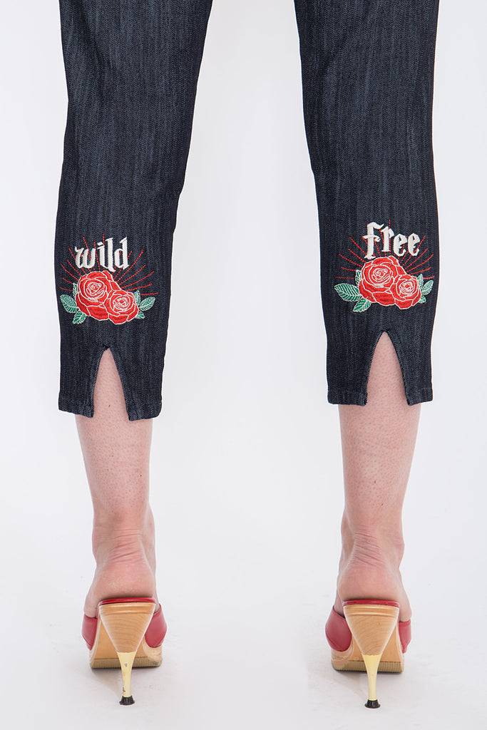 Queen Kerosin Capri Jeans mit angesagter Rosenstickerei «Wild & Free» Tägliche Deals