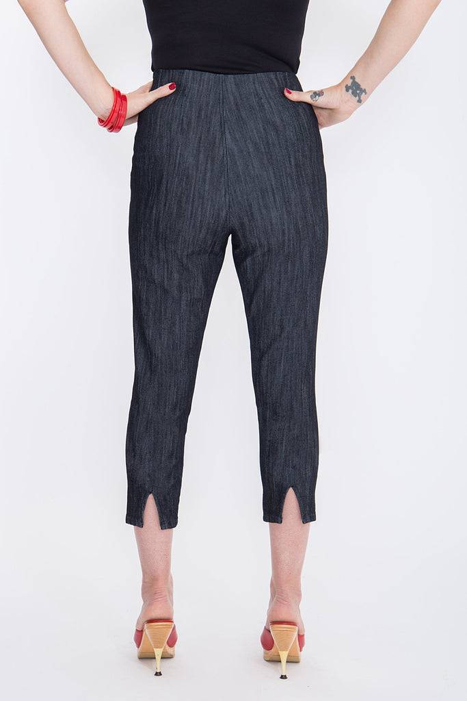 Queen Kerosin Capri Jeans mit modischen Schlitzen am Beinabschluss «Basic» Sonderangebote