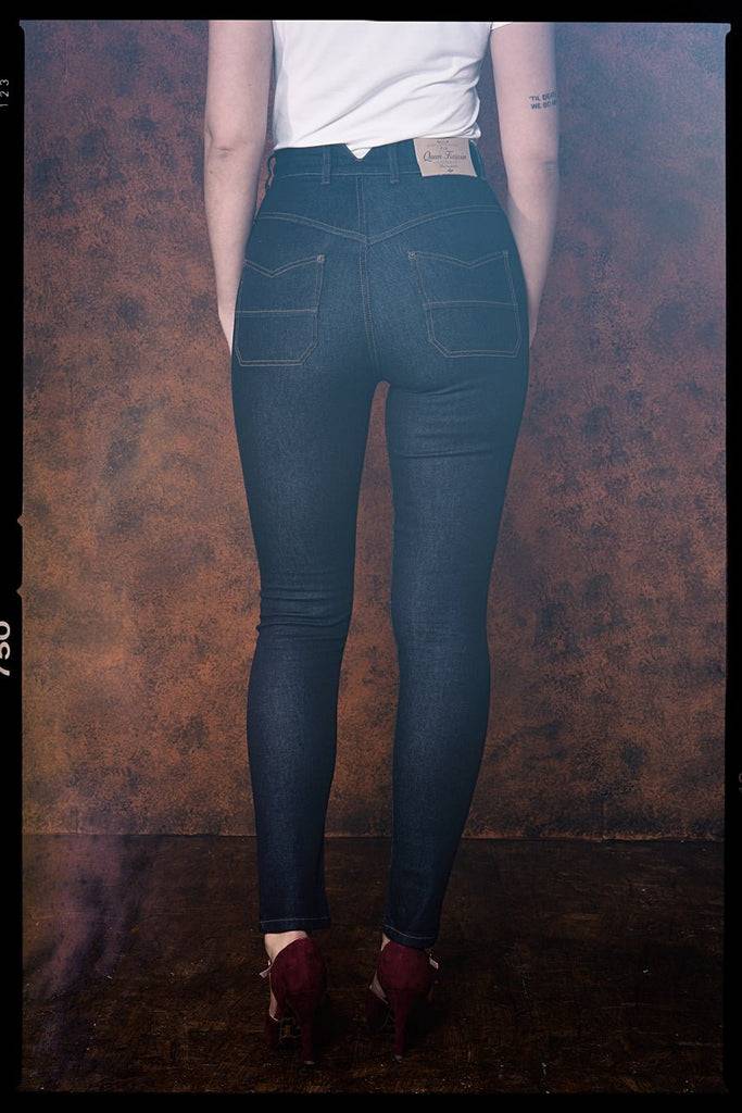 Queen Kerosin High Waist Jeanshose im 5 Pocket Design «Betty» Versandkostenfrei