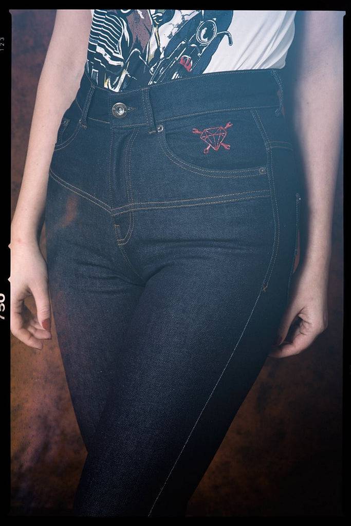 Queen Kerosin High Waist Jeanshose im 5 Pocket Design «Betty» Versandkostenfrei