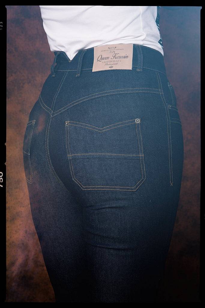 Queen Kerosin High Waist Jeanshose im 5 Pocket Design «Betty» Versandkostenfrei