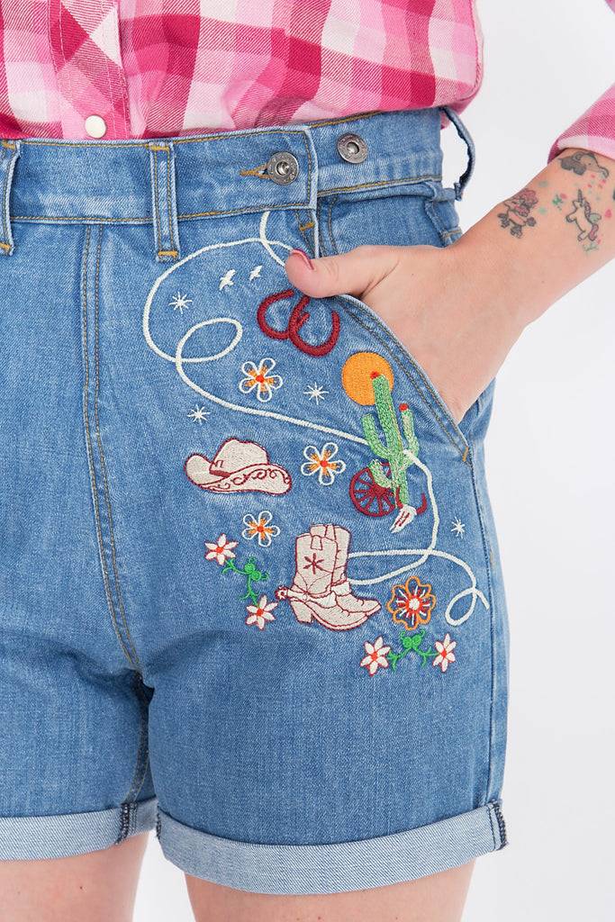 Queen Kerosin Jeansshorts mit Stickereien im Western-Look Outlet