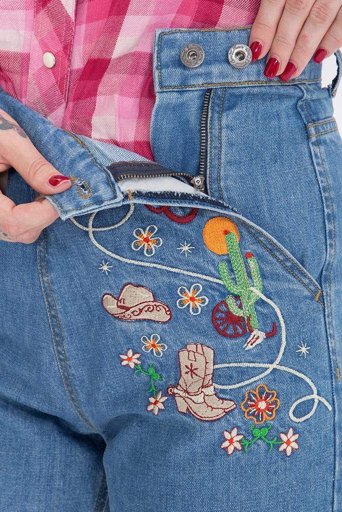 Queen Kerosin Jeansshorts mit Stickereien im Western-Look Outlet