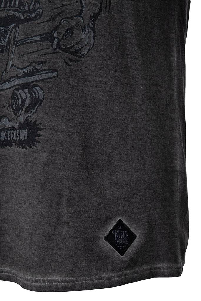 Queen Kerosin Oil Washed Print T-Shirt im Used Look «El Bastardo» Preisnachlass