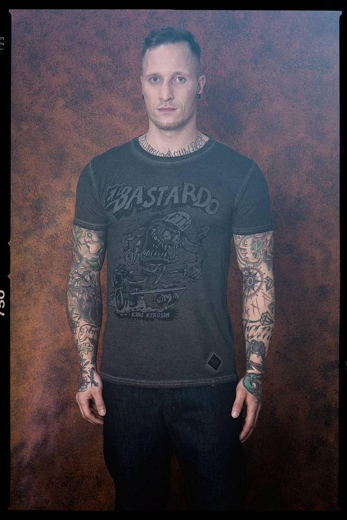 Queen Kerosin Oil Washed Print T-Shirt im Used Look «El Bastardo» Preisnachlass
